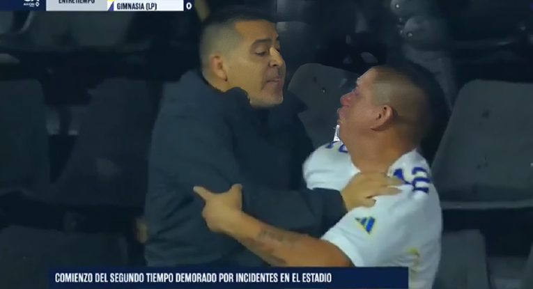 VIDEO Riquelme uletio među navijače Boce kako bi spriječio sukob s protivnicima