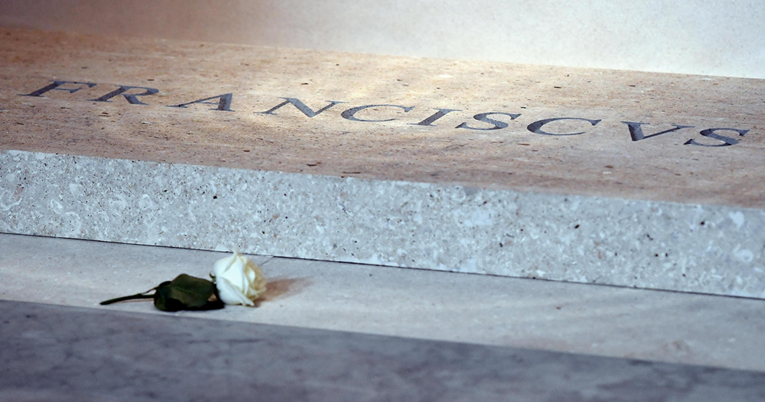 FOTO Objavljene fotografije Papinog groba