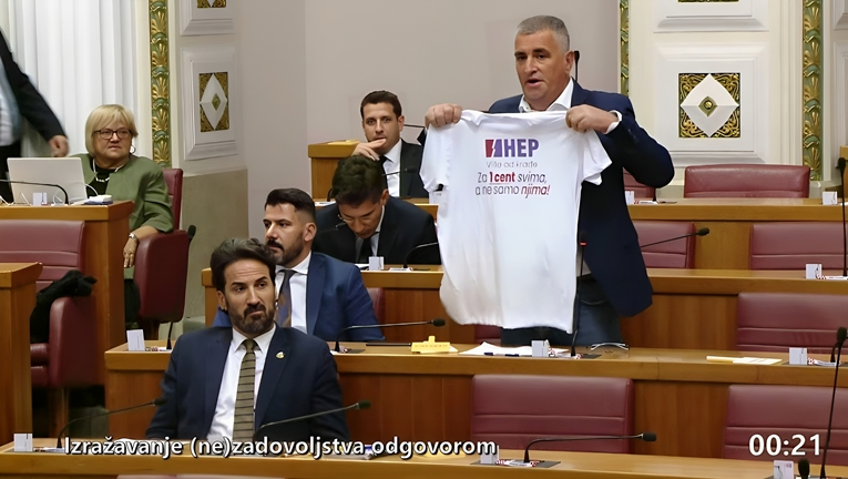 VIDEO Bulj donio majicu za Plenkovića. Pitao ga gdje mu je "veselko Grlić Radman"