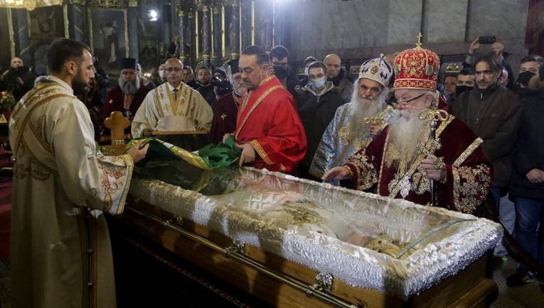U Beogradu izloženo tijelo patrijarha umrlog od korone, prekriveno je staklom