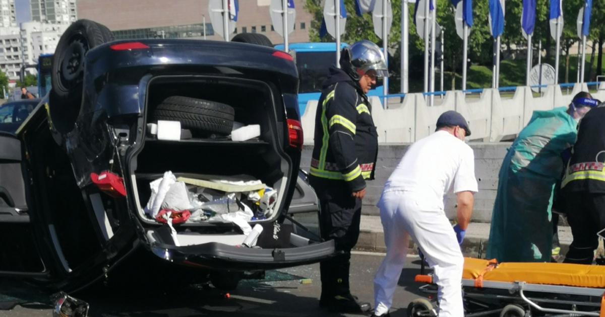 U nesreći na Aveniji V. Holjevca automobil završio na krovu, tri osobe su ozljeđene