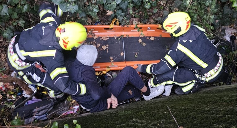 U centru Zagreba upao u rupu duboku dva i pol metra, spašavali ga vatrogasci