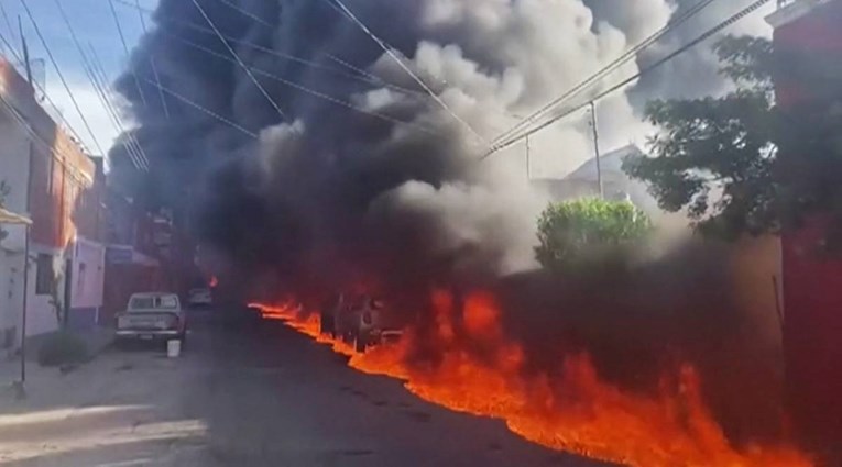 U Meksiku se sudario kamion pun goriva. Snimljeno kako vlak juri kroz ogroman plamen