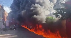 U Meksiku se sudario kamion pun goriva. Ogroman požar zahvatio željeznicu i kuće