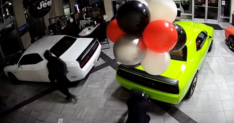 VIDEO Brži od alarma: Ukrali šest automobila u 45 sekundi