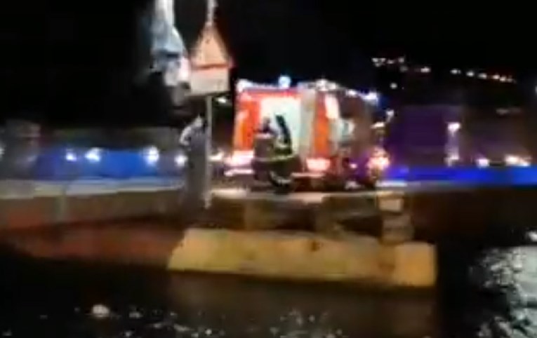 VIDEO U Omišu pomicali most, to se nije radilo godinama