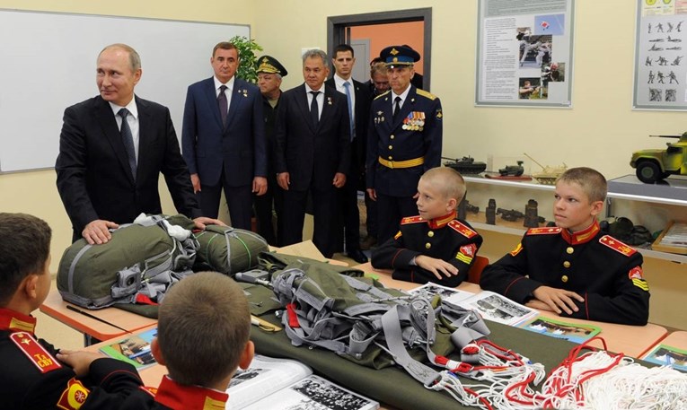 Ruski učenici će učiti o vojsci, kako rukovati oružjem. Putin održao lekciju u školi