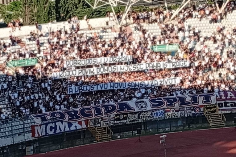 Pogledajte poruke koje je Torcida podigla na utakmici s Vukovarom