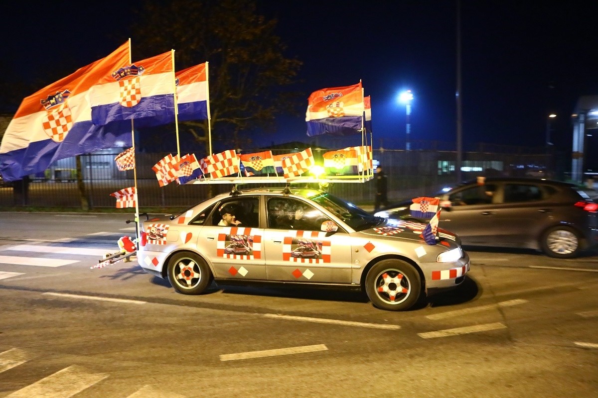 Na dočeku Vatrenih snimljen vjerojatno najluđi navijački automobil