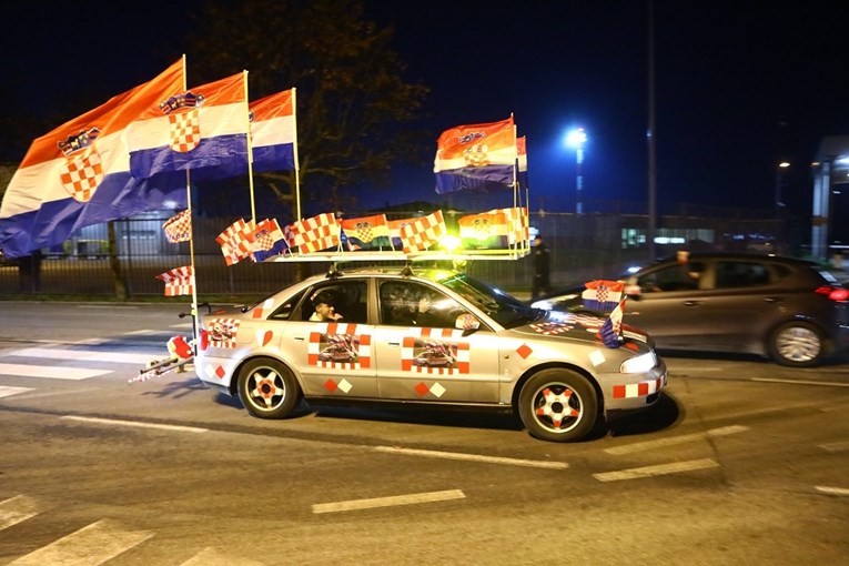 Na dočeku Vatrenih snimljen vjerojatno najluđi navijački automobil