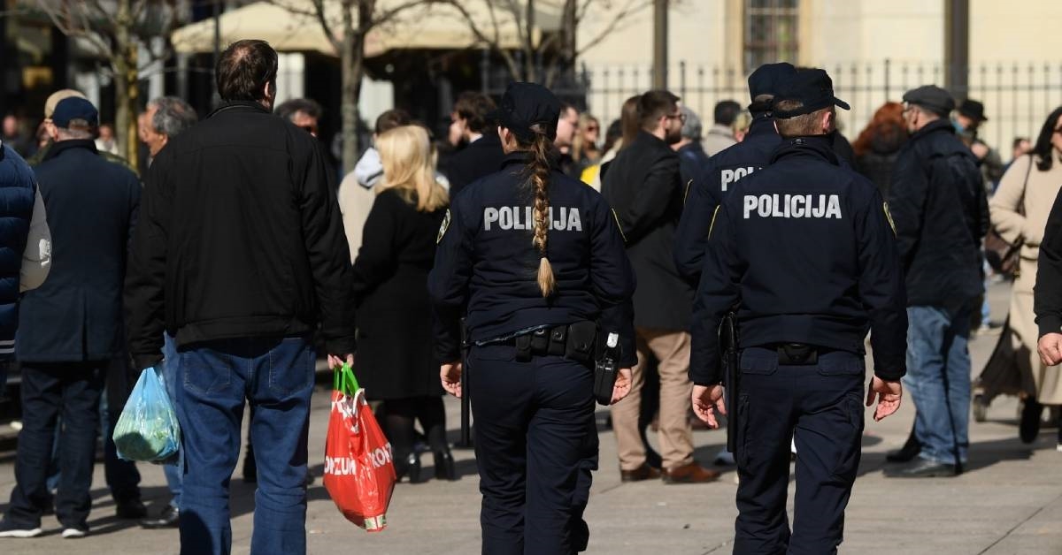 Policija sinoć tjerala mlade kod HNK. Na Cvjetnom trgu je gužva, nikog ne tjeraju