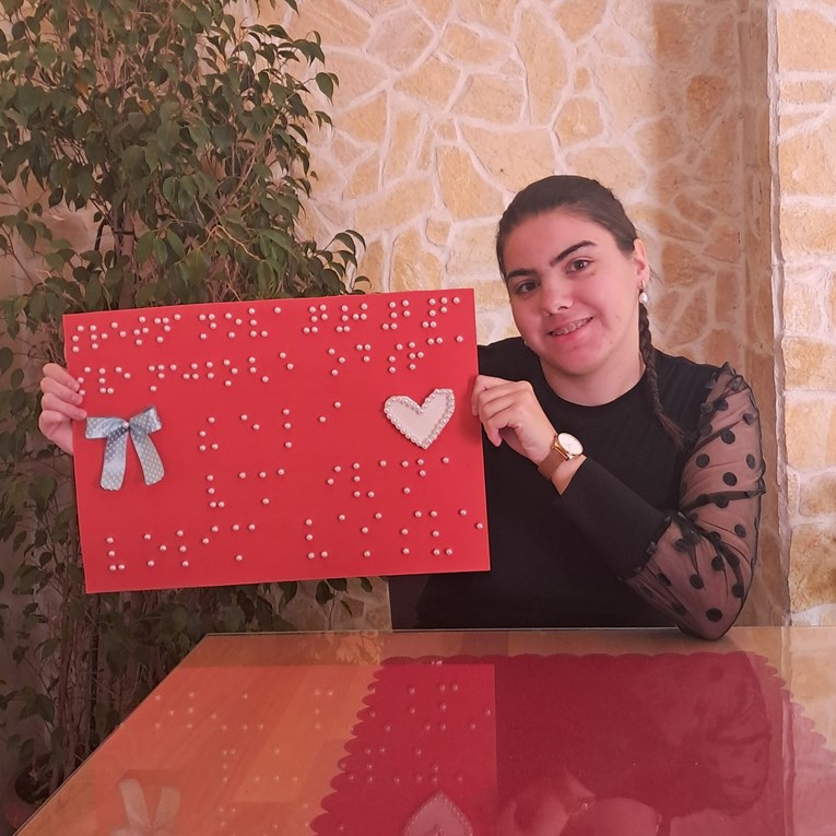 192 perlice i 3 sata rada: Ivana iz Kaštela izradila jedinstvenu novogodišnju čestitku