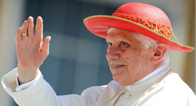 Aktivisti: Ratzinger treba prestati koristiti titulu papa i ime Benedikt