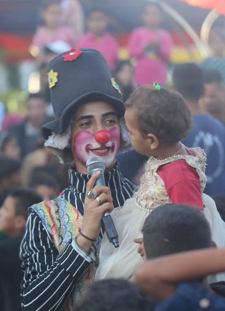 Priča o klaunu Titu (18) koji riskira život da nasmije djecu u Gazi