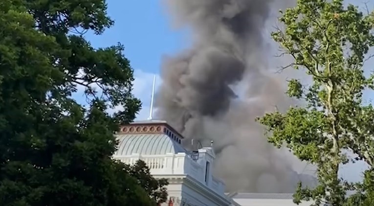 VIDEO Požar u zgradi južnoafričkog parlamenta, gasi ga više od 30 vatrogasaca