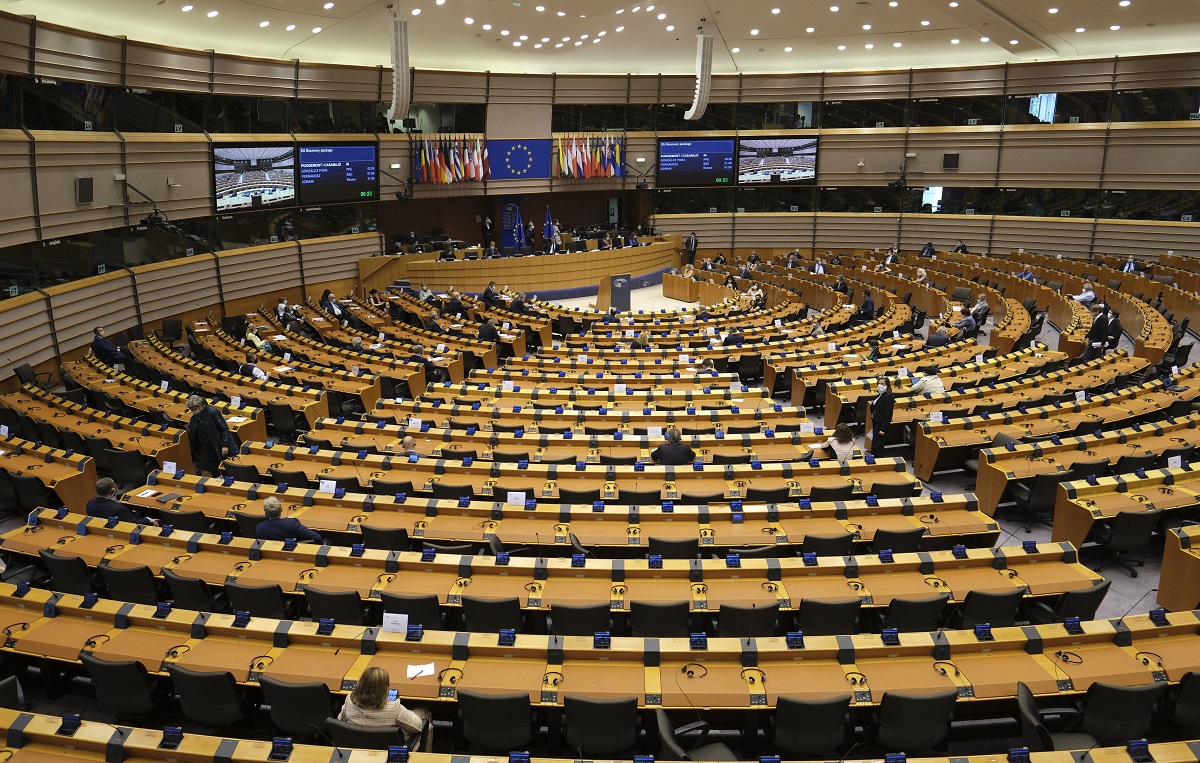 U srpnju se nakon više od četiri mjeseca održava prvi fizički sastanak čelnika EU