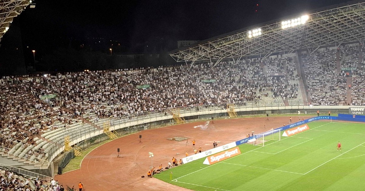 Torcida nije navijala na početku utakmice sa Slavenom. Odjekivali su topovski udari