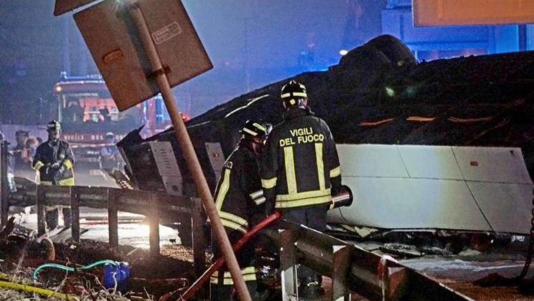 Radnik iz Gambije iz plamena gorućeg busa izvukao curicu i psa