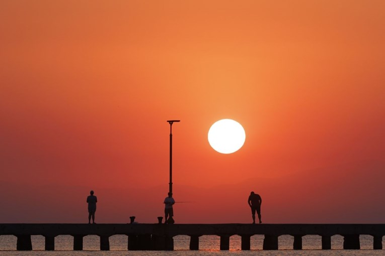 VIDEO I FOTO Temperature u Grčkoj do 46 stupnjeva, evakuacije zbog velikog požara