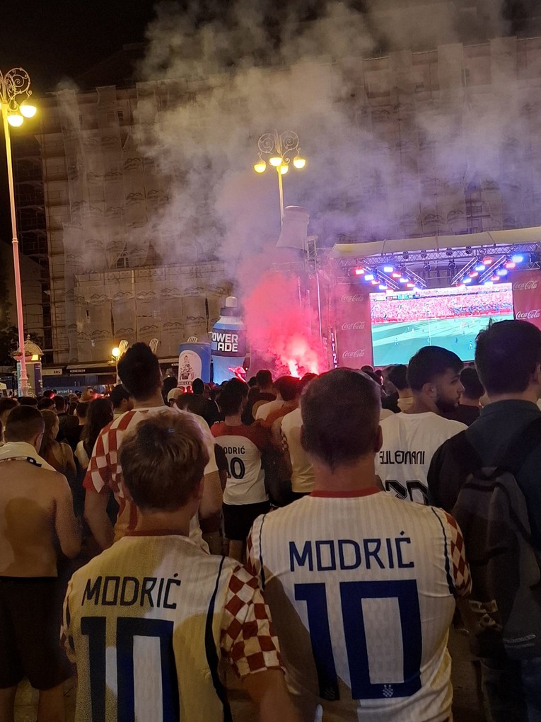VIDEO Netko je na Trgu bana Jelačića zapalio baklju
