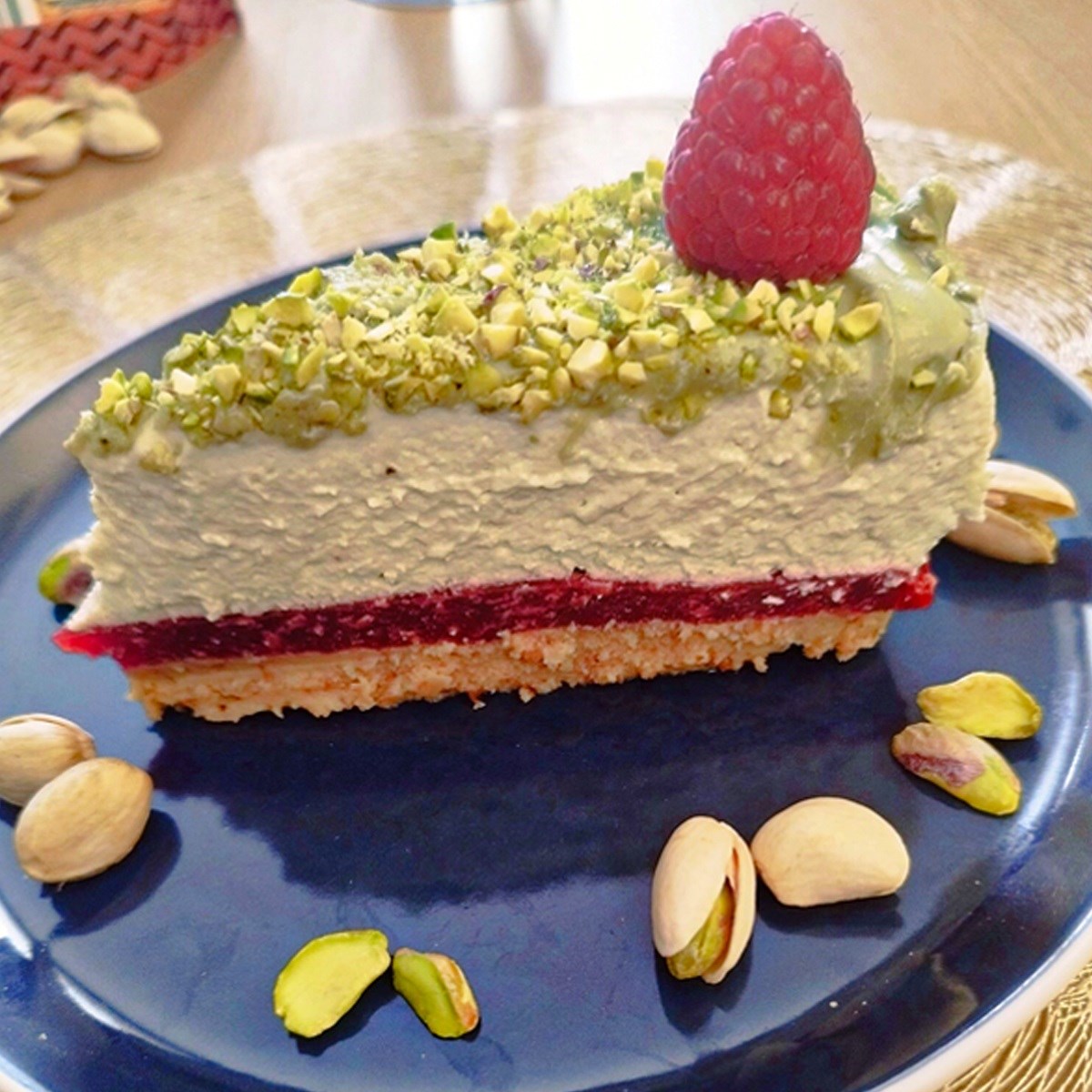 Želite napraviti cheesecake koji će svi pamtiti? Dodajte mu maline i pistacije