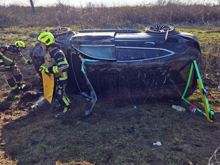 Vatrogasci spasili osobu iz prevrnutog auta na A3. "Budite oprezni, netko vas čeka"