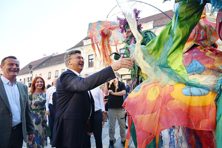 Želimo vam da vas u životu netko gleda kao Plenković performere na Špancirfestu