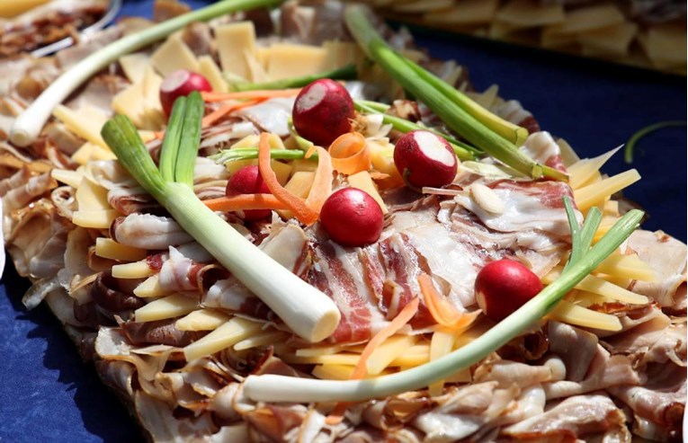 Hrvati u Boliviji priredili tradicionalni doručak za Uskrs