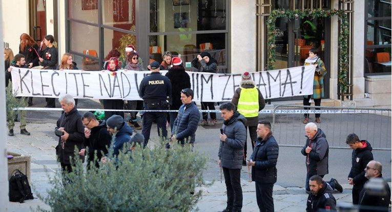 FOTO Klečavce u Rijeci dočekao transparent: "Klečite nad ubijenim ženama"