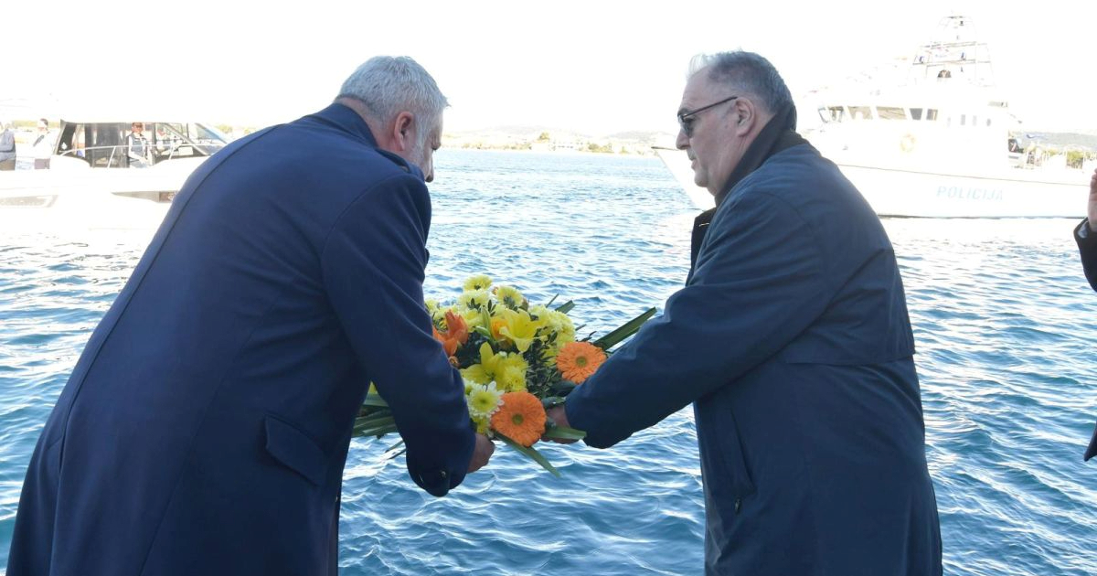 FOTO U Šibeniku položili vijenac u more za poginule i nestale pomorce