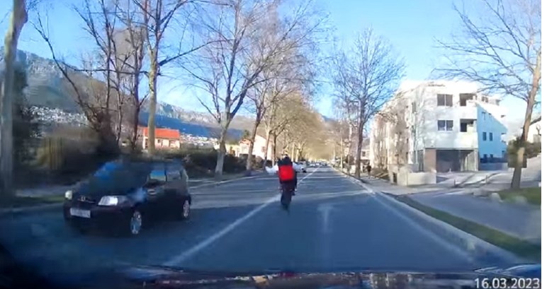 VIDEO Motorist u Solinu pretječe na stražnjem kotaču i snima se mobitelom