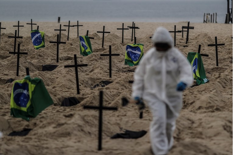 Na Copacabani iskopali simbolične grobove za umrle od koronavirusa
