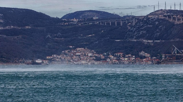 Upaljen crveni meteoalarm za cijelu obalu, očekuju se udari vjetra i do 180 na sat