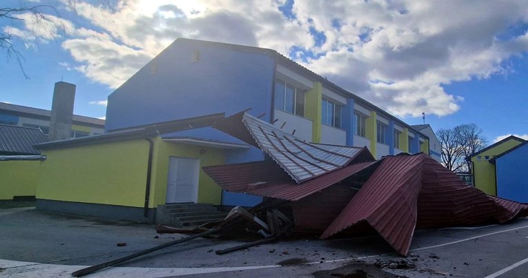 FOTO Vjetar digao krov garaže i bacio ga na OŠ Suhopolje