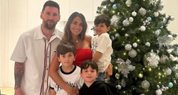 Obitelj na okupu: Messi i Antonela s djecom pozirali ispred božićnog drvca