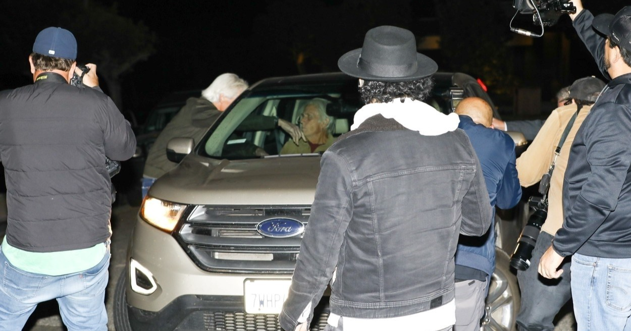 Majka, otac i očuh Matthewa Perryja stigli u njegov dom nakon vijesti o smrti