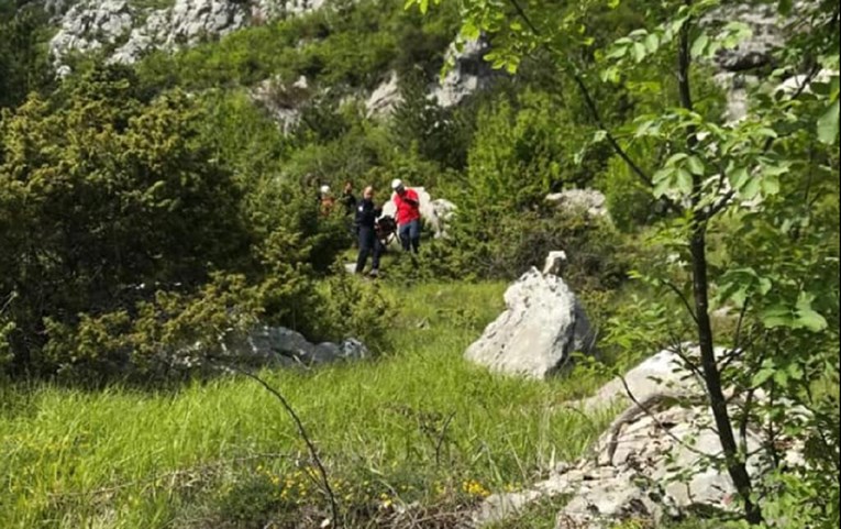 Osoba pala s 30-metarske stijene kod Makarske i poginula
