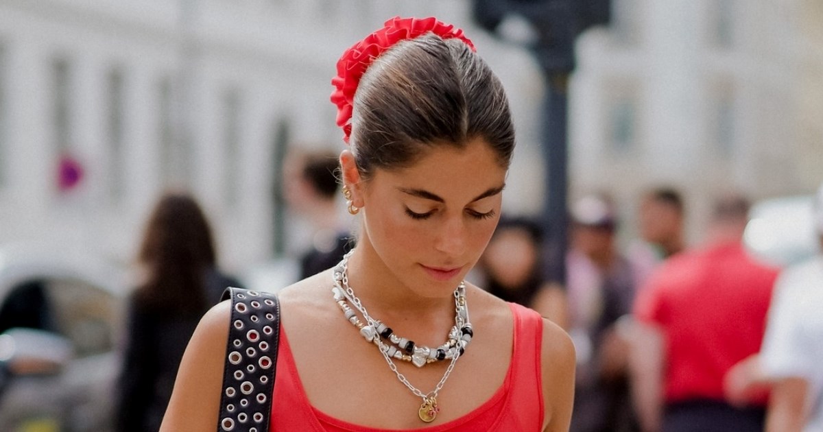 Zbogom klasičnoj bisernoj ogrlici: Nesavršena alternativa novi je hit ljeta 2025.