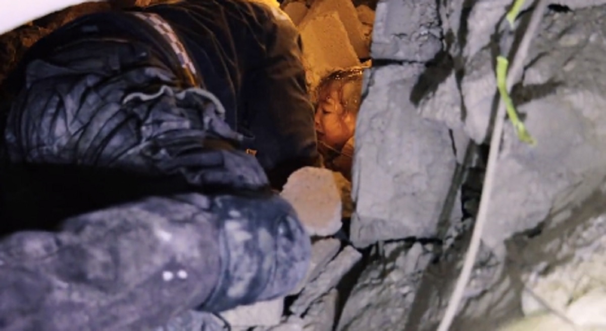 Sirijska djevojčica 45 sati bila u ruševinama kraj mrtve majke. Priča je dramatična