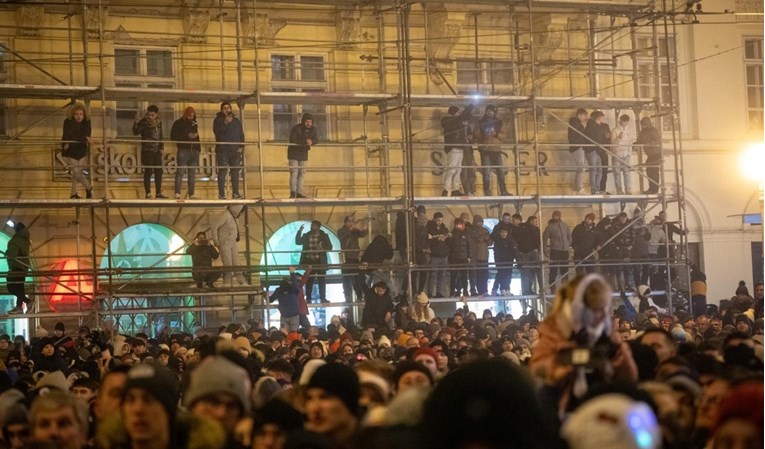 VIDEO Ljudi su se sinoć na dočeku u Zagrebu masovno penjali na skele 