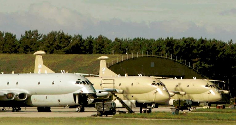 Na britanskom vojnom aerodromu vrućina topi pistu, letovi odgođeni