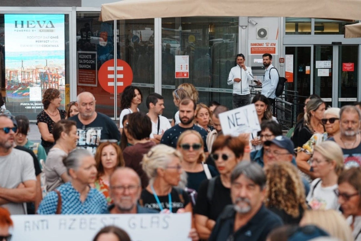 Brod s 250 tona azbesta u Splitu, građani prosvjeduju. "Gdje je naš gradonačelnik?"