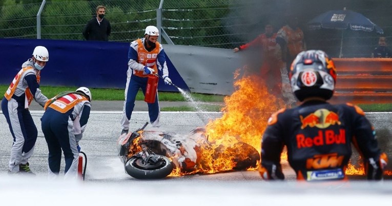 VIDEO Motocikli se zapalili na stazi nakon žestokog sudara na utrci VN-a Austrije