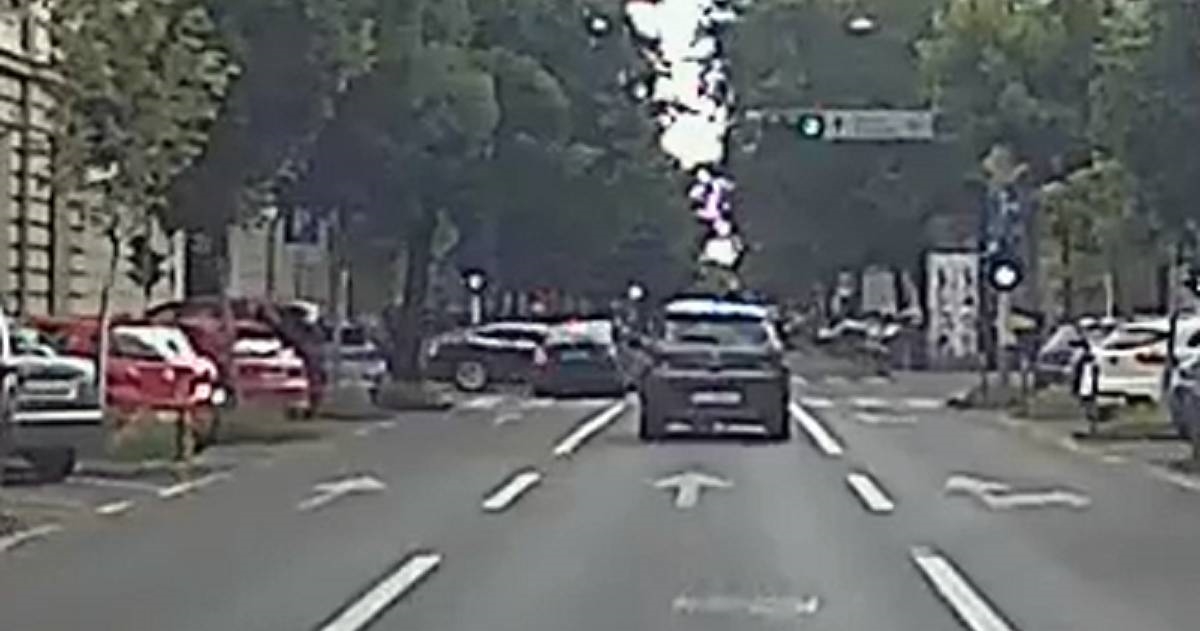 Vozač Tesle koji je jučer prošao kroz crveno i zabio se u Škodu kažnjen s 5000 kuna