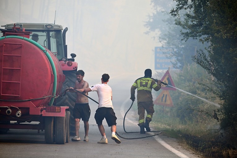 Gori poznato ljetovalište u Grčkoj, turiste s plaže evakuiraju brodovima