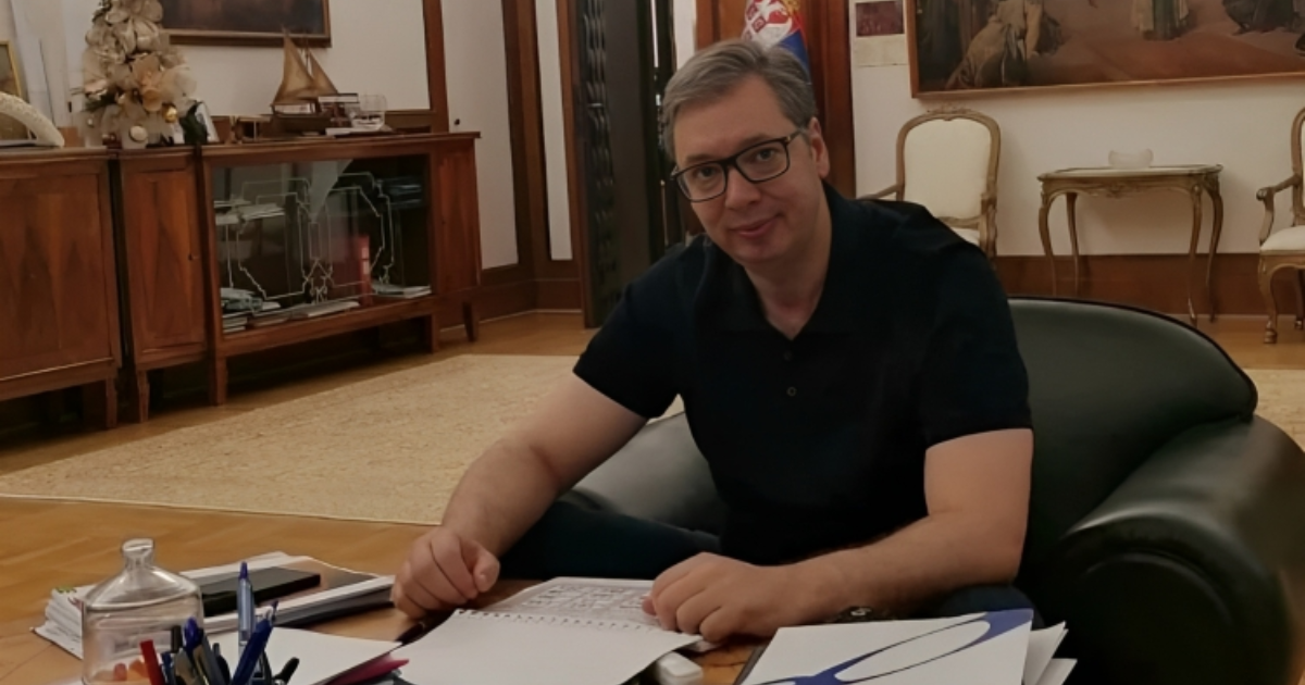 Vučić se pohvalio da radi i nedjeljom, no ljudi mu se smiju zbog detalja na fotki