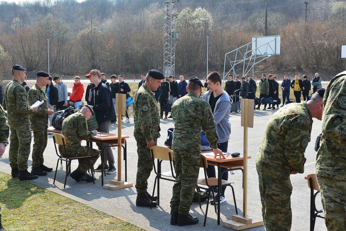 FOTO Prvi ročnici stigli na vojni rok, dočekali ih Anušić i Kundid
