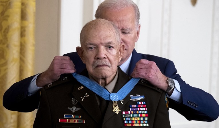 Biden uručio Medalju časti afroameričkom heroju Vijetnamskog rata