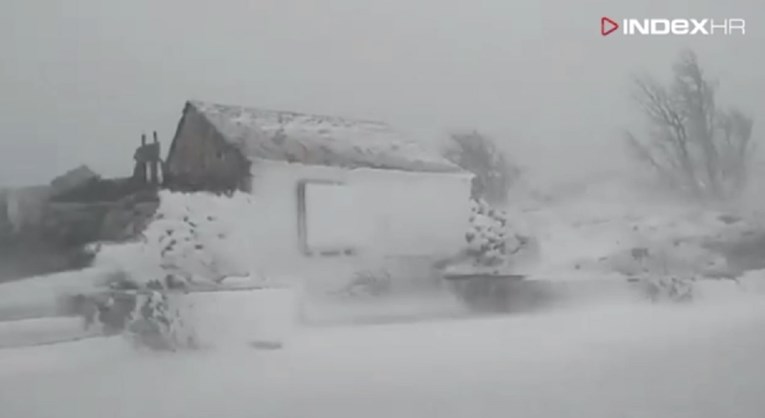 Gusti snijeg pada na Biokovu. Pogledajte oluju koju je snimio naš čitatelj