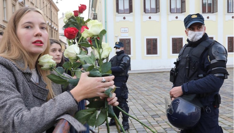 FOTO Prosvjednici na Markovom trgu dijelili ruže policajcima